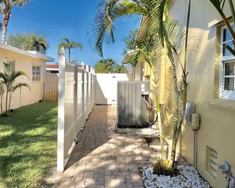 Spacious Suite with Private Entrance and Pool View - Pembroke Pines - Outdoor view