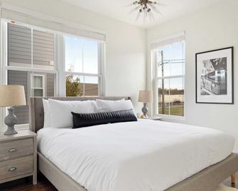 هارت سويت 10 باي أفانتستاي جورجاس تاون هاوس داي/ مودرن أمينيتيز إن ناشفيل! - ناشفيل (تينيسي) - غرفة نوم