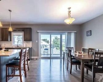 Lovely 2 Bedroom Apt in Orleans w/Free Parking - Ottawa - Dining room