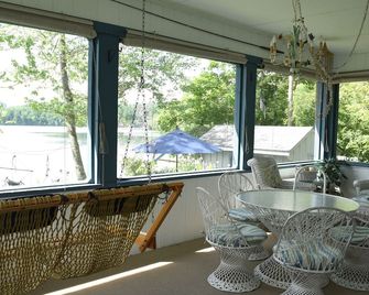 Vacation or work away from home! Private Beach Lakefront Cottage in Lenox MA - Lenox - Dining room