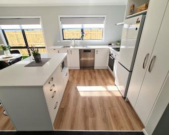 Brand New & Cosy in Kapiti - New 3-Bedrooms 4-Beds in Paraparaumu - Paraparaumu - Kitchen