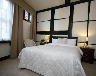 Crown Hotel - Nantwich - Bedroom