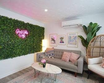 Family & Pet Friendly Modern Bright Bungalow - Cornwall - Living room