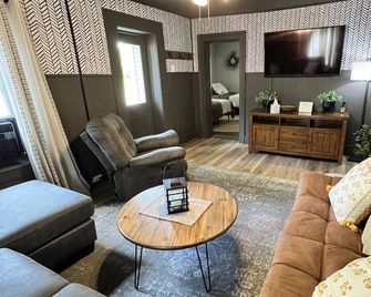 Newly remodeled luxury first floor apartment. Minutes away from SUNY Potsdam! - Potsdam - Sala de estar