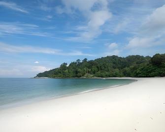 Pangkor Waterfall Beach Resort - Pangkor - Beach