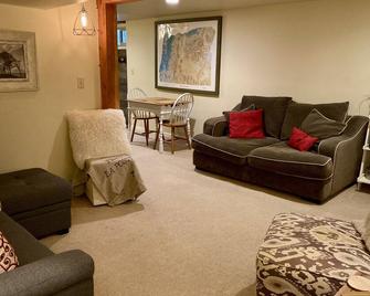 Cozy Spring Avenue Bungalow - La Grande - Huiskamer