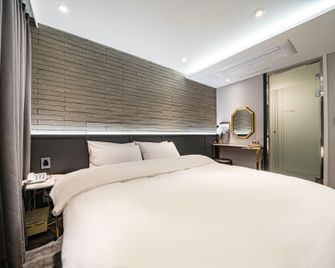 Sinchon Alley - Seoul - Bedroom