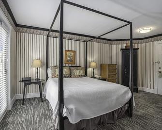 Harbor House Inn - Grand Haven - Bedroom