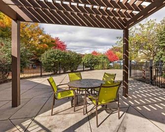 1 King Bed | Non-Smoking, Kitchen, Shower - Mishawaka - Balcony