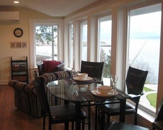 Oceanfront /Fabulous Views /Sunrise /Eagles - Parksville Bc - Parksville - Jídelna