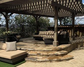 Mediterranean Pool House Exactly behind Magic Mountain and Hurricane Harbor ! - Stevenson Ranch - Patio