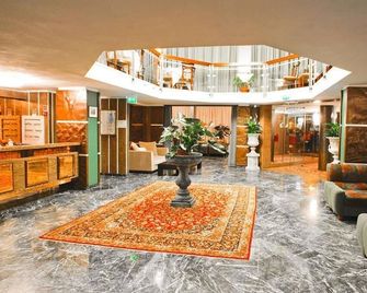 هوتل كارافيل - سسيناتيكو - ردهة