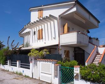 M291 - Marcelli, comodo bilocale con terrazzo - Marcelli - Building