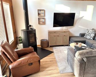 Cozy 4 season cottage with lake view and hot tub and access to private beach. - Gimli - Salon