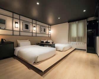 Mitasuya Ryokan Hotel Gumi by AanK - Gumi - Bedroom