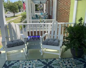 Key Lime Cottage steps from Cape Charles Beach - Cape Charles - Patio
