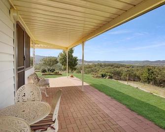 MUDGEE - expansive views, complete privacy, dog friendly holiday cottage - Mudgee - Patio