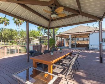 Stylish Lakefront Home in La Joya with Deck Views - La Joya - Patio