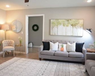 Ozark Adventure Pad, attached garage - Harrison - Living room