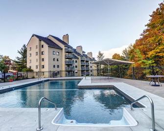 Mountain view condo with fast WiFi plus on-site amenities - Killington - Pool