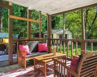 4bd Contemporary Home with BBQ, Game Room - Charlotte - Balcony