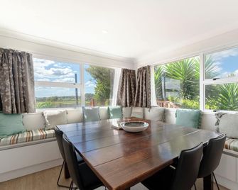 Beachview Bliss - Clarks Beach Holiday Home - Clarks Beach - Comedor