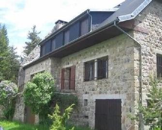 Charming house to rent for 15 people at lake issarles ardeche - Lachapelle-Graillouse - Edificio