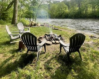 Charming & Cozy River Front Cabin- Close to ski mountains. Ski,Fish,Swim & Hike! - Guilford - Patio