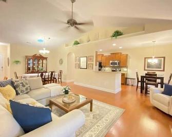 'Your Cup of Tea', Spacious Three Bedroom - Fuquay-Varina - Sala de estar