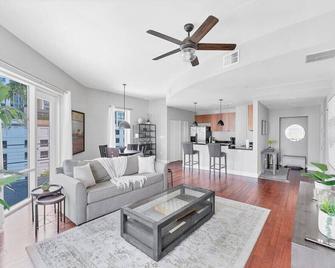 Modern 3 bedroom condo in downtown w free parking - Orlando - Salon