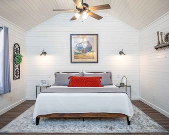 Emmy's Haus | Country Cabin for Couples - Fredericksburg - Habitación