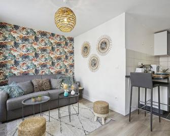 Bluestay 144 - Charming apartment in Asnieres - Asnières-sur-Seine - Living room