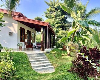 Eine Friedliche Oase im Herzen der Natur. Perfekt zum Entspannen und Geniessen - Induruwa - Patio