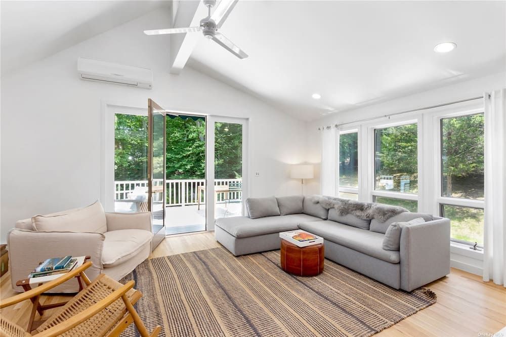 Walk to Breakwater Beach in Heart of Wine Country - Mattituck - סלון