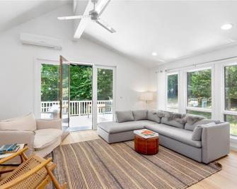 Walk to Breakwater Beach in Heart of Wine Country - Mattituck - Living room