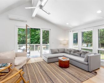 Walk to Breakwater Beach in Heart of Wine Country - Mattituck - סלון