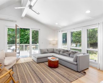 Walk to Breakwater Beach in Heart of Wine Country - Mattituck - סלון