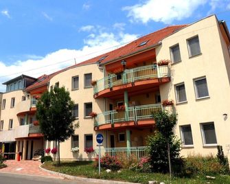 Hotel Makar Sport & Wellness - Pécs - Building