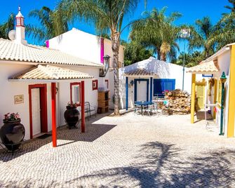 Single-storey house with pool in rural area 10 minutes from the beach - Praia do Carvoeiro - Patio