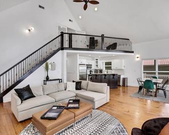 Waterfront Home, Deck and Large Dock - Jackson - Living room