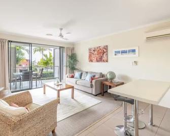 Seasalt Airlie Best location 1bed apt Private SPA Unit 4 - located within 'Airlie Central Apartments' - Airlie Beach - Living room