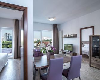 ريذيدنس إل لاجو - كلوج نابوكا - غرفة طعام