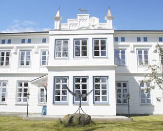 Modern apartment, private terrace, quiet location in the historic backyard - Grömitz - Gebäude