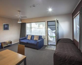 لاندمارك مانور موتل - نيو بليموث - غرفة معيشة