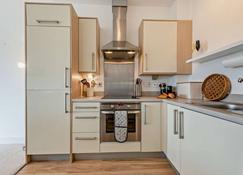 Bayview Apartment - Machynys - Llanelli - Kitchen