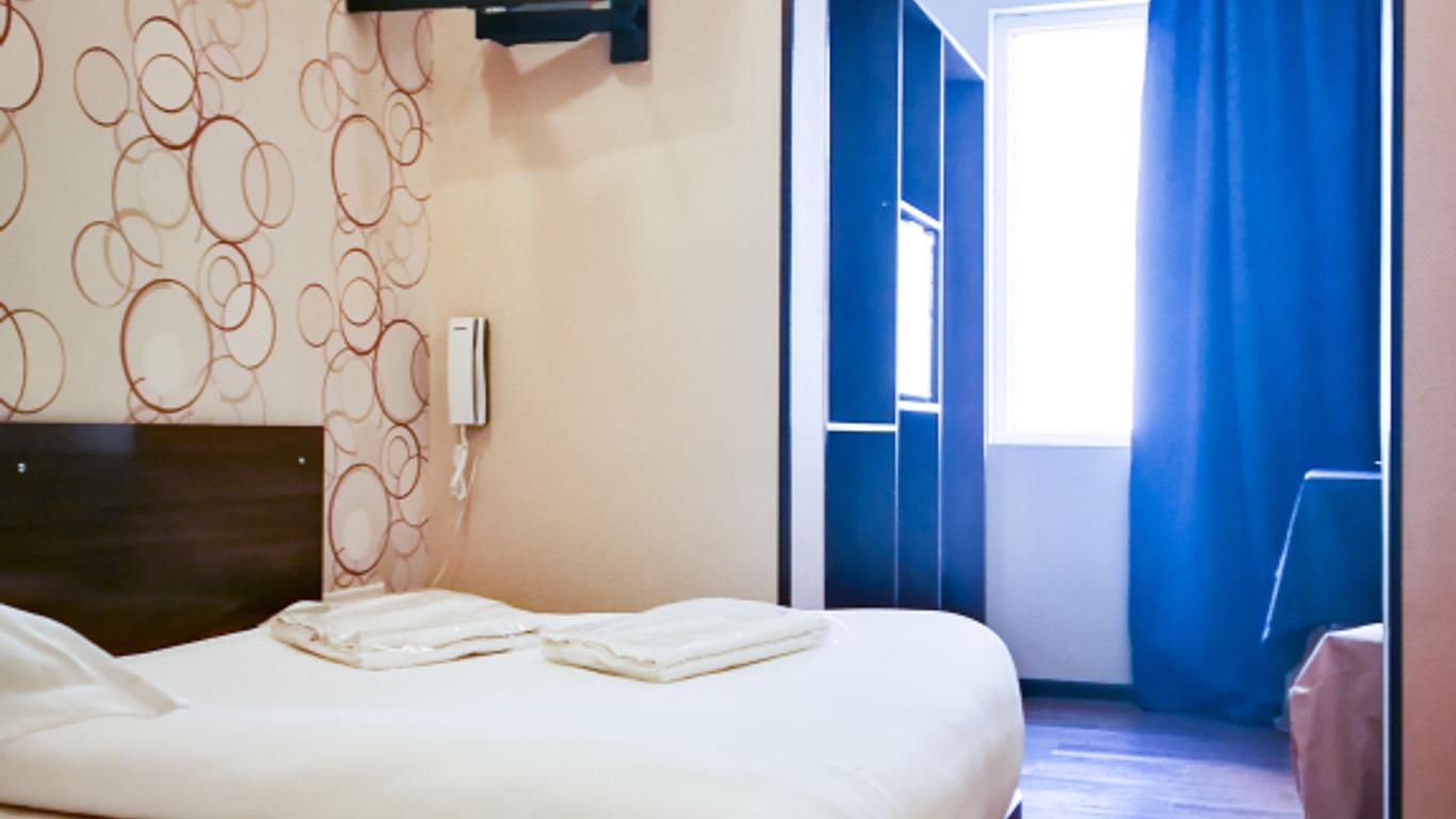 Salut Hotel