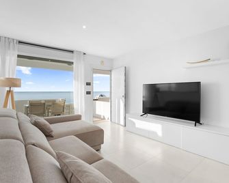 Vacation Home 'Casa En La Orilla De La Playa' with Balcony, 2 Private Terraces & Wi-Fi - Santa Pola - Wohnzimmer