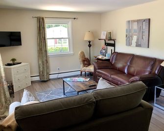 Separate Guest Suite In Stately Home - Minutes To Cedar Point - Huron - Obývací pokoj