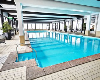 Strand Hotell Borgholm - Borgholm - Piscina