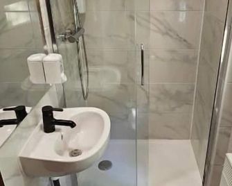 Class'Eco Charleroi - Charleroi - Bathroom